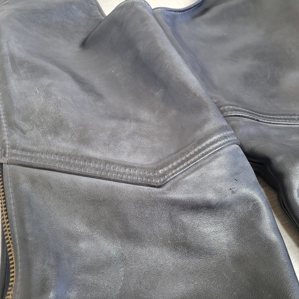 ποΈ Vintage USA Black Biker Leather Chapsβ Snaps/Zippers Unisex Medium Moto - Picture 7 of 16